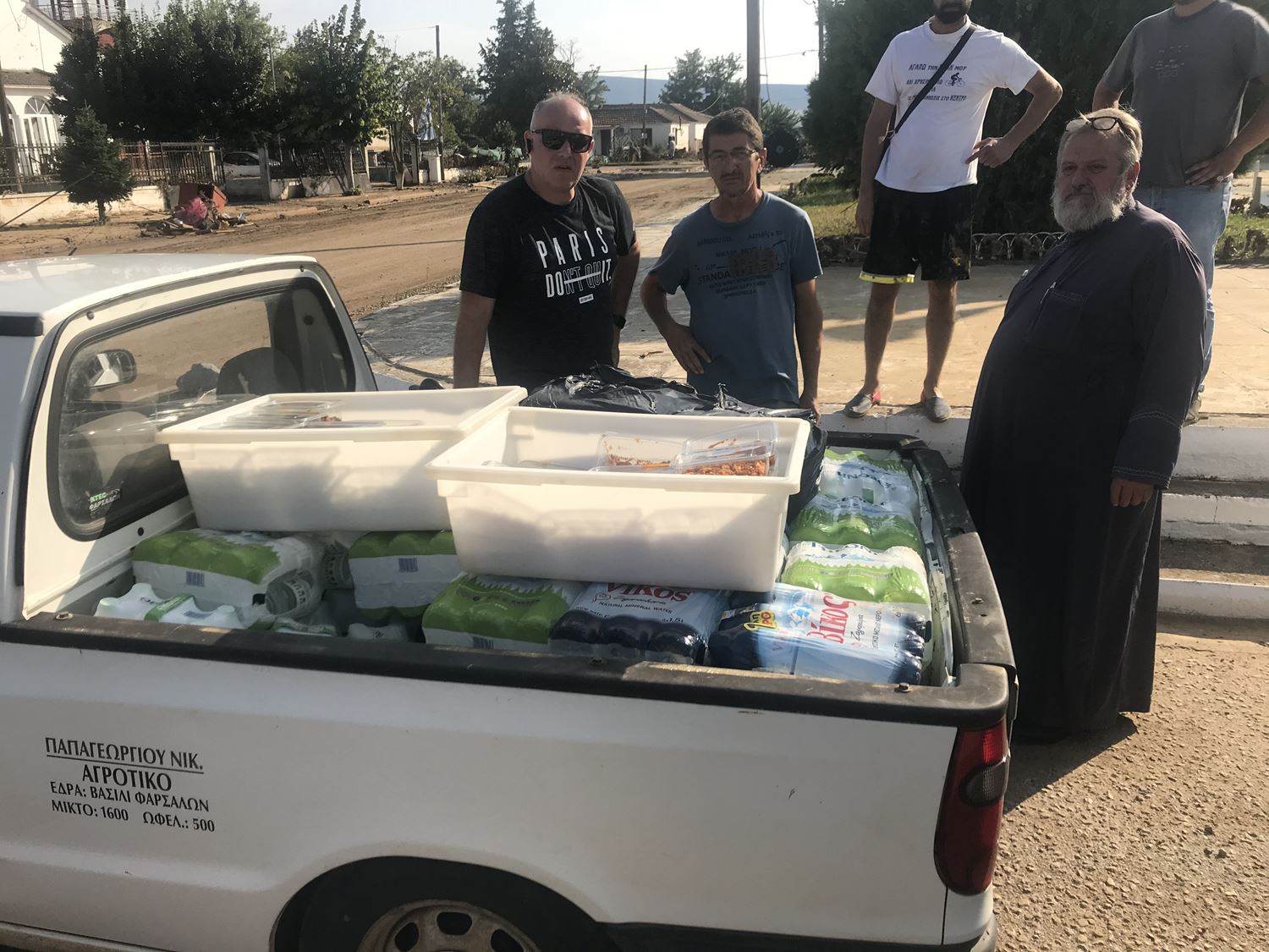 Στο πλευρό των πλημμυροπαθών ο Δήμος Φαρσάλων, διανέμει καθημερινά φαγητό και νερό